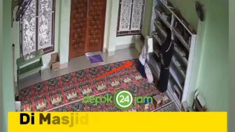 Modus Pencurian di Depok: Dua Perempuan Berjilbab Curi Alquran di Masjid, Warganet: Malaikat Bingung Nyatetnya