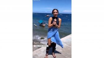 Gisel Handukan Celana Dalamnya Melorot saat Liburan Di Pantai, Diledek Warganet: Jadi Inget Videonya