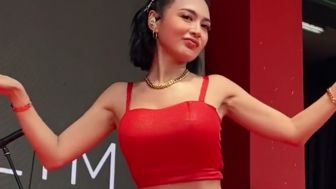 Momen Wika Salim Nyanyi Dangdut dengan Pakaian Terbuka, Netizen Salfok Ketiak: Keriput-keriput