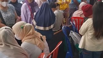 Jarak Puskesmas Jauh, Warga Lio Depok Antusias Datangi Lokasi Pengobatan Gratis