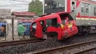 Ternyata Ini Penyebab Angkot Tertabrak di Depok