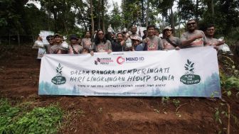 Jaga Kelestarian Lingkungan, MIND ID Gerebek Sampah & Tanam Ratusan Pohon di Aliran Sungai Cisadane