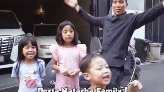 Momen Desta Nonton Indonesia VS Argentina Bareng Ketiga Anaknya. Megumi: Kakak Aja Gak Ngerti Bola