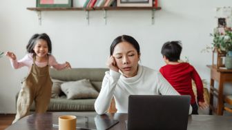 Bunda Harus Tahu! Ternyata Ibu Rumah Tangga dan Ibu Pekerja, sama Stress-nya Cuman Beda Konsep Aja