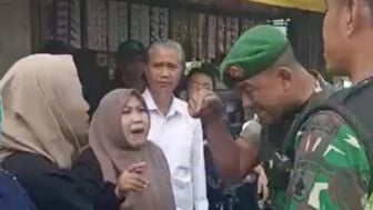 Momen Keluarga Korban Kanjuruhan Bentangkan Spanduk Protes ke Presiden Jokowi, Malah Dibentak Anggota TNI..