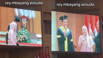 Sweet Banget Rey Mbayang Gandeng Dinda Hauw Naik Ke Podium Wisuda. Netizen: Itulah Gunanya...