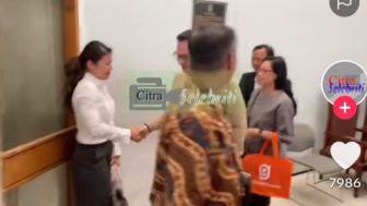 Momen Ari Wibowo Mau Jabat Tangan Inge Anugrah saat Sidang Perceraian Disorot, Diduga karena Sudah Jadi Direktur: Dulu Gak..