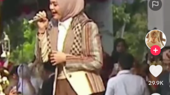 Gunakan Baju Kasual dan Celana Kulot, Outfit Salma Salsabil ketika Tampil di Istana Negara Dikritik: Serasa Nyanyi di Panggung RT...