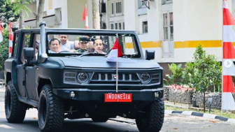 Tepis Isu Cekik Wamen, Prabowo Supiri Jokowi Naik Rantis Maung Buatan Pindad
