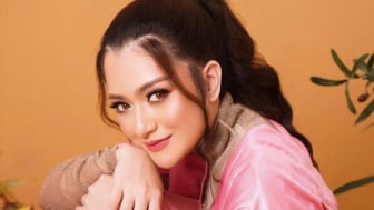 Gimmick dengan Yogi Ilham tak Laku, Nathalie Holscher Mulai Genit dengan Seorang Pria Bule Sampai Berani Disuapin