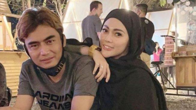 Charly Van Houten Alami Kecelakaan di Jalan Tol, Mobilnya Sampai Ringsek