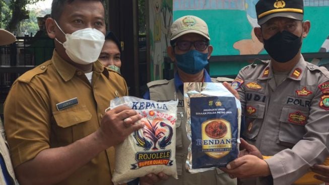 Idul Adha, Jajaran Polsek Cimanggis Bagikan Paket Kurban dalam Kemasan Rendang