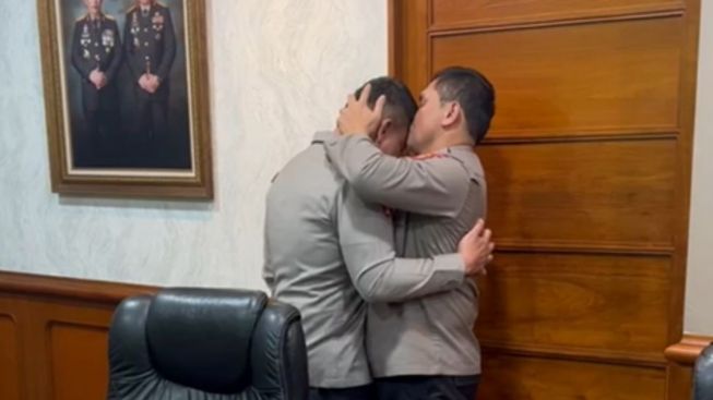 Publik Soroti Kapolda Metro Jaya Fadil Imran: Dulu Peluk dan Cium Ferdy Sambo, Kini Diam Seribu Bahasa