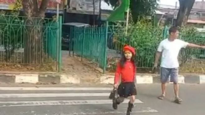 Bocah Perempuan Beraksi Ala CFW di Zebra Cross Pasar Agung Depok Viral di Media Sosial