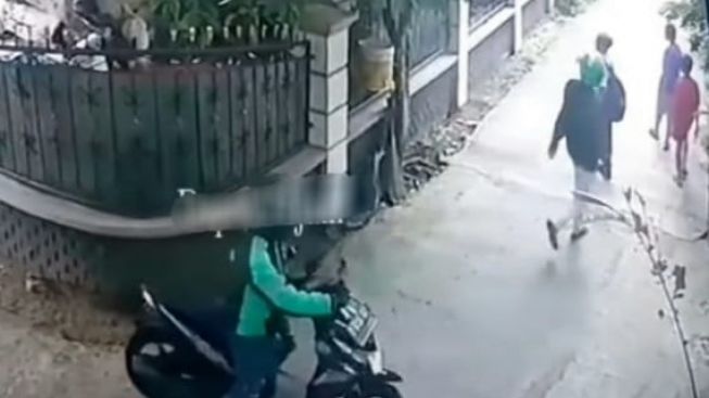 Aksi Penjambretan Siswa Sekolah di Depok Terekam Kamera Pengawas CCTV