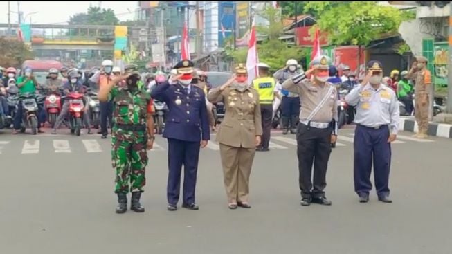 Detik Detik Pembacaan Teks Proklamasi di Simpang Ramanda Depok, Ratusan Kendaraan yang Melintas Dihentikan Sejenak