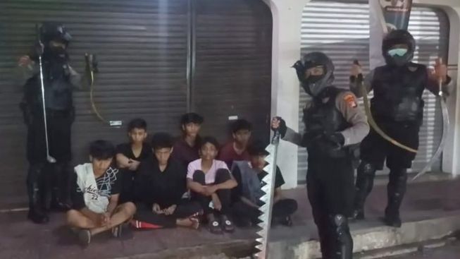 Diduga Bawa Sajam untuk Tawuran, Puluhan Remaja di Depok Diamankan Polisi