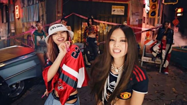 Heboh Jennie Blackpink Gunakan Jersey MU, Warganet: Tanda Tsunami Trophy