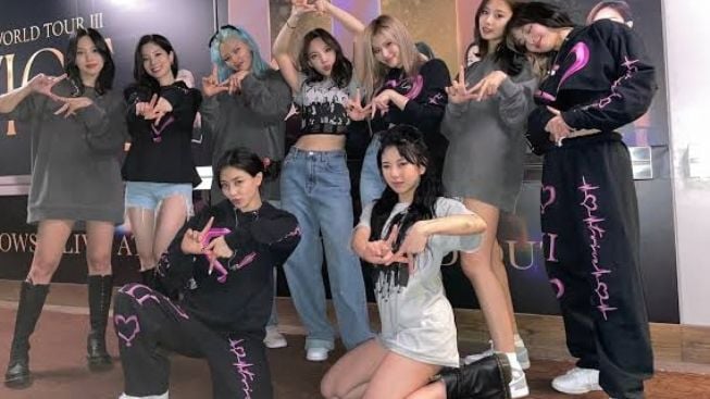 Mini Album BETWEEN 1&2 Milik TWICE Jadi Urutan Keempat Rekor Penjualan Tertinggi Minggu Pertama