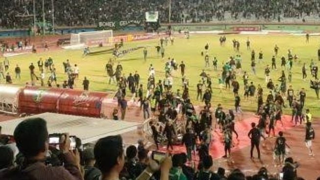 Persebaya Telan Pil Pahit di Kandang, Bonek Ngamuk Masuk Lapangan