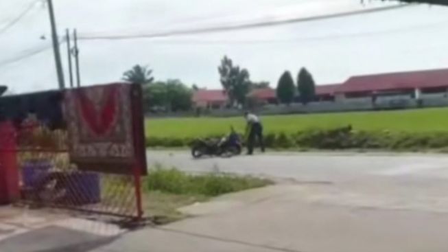 Viral! Pria Bacok Wanita Ditengah Jalan, Warga Hanya Menonton