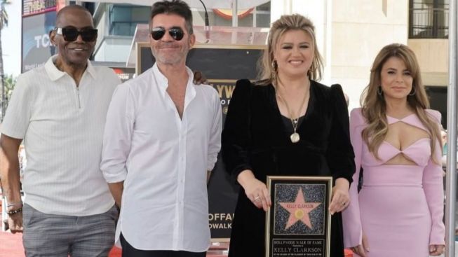 Raih Bintang Hollywood Walk of Fame, Kelly Clarkson Didampingi oleh Juri Perdana American Idol