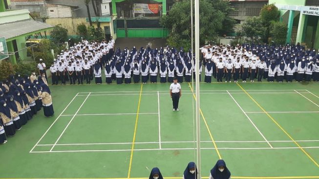 Suasana Histeris Siswa MTS 19 Pondok Labu Menyelamatkan Diri dari Banjir, Dikabarkan Ada Korban Meninggal