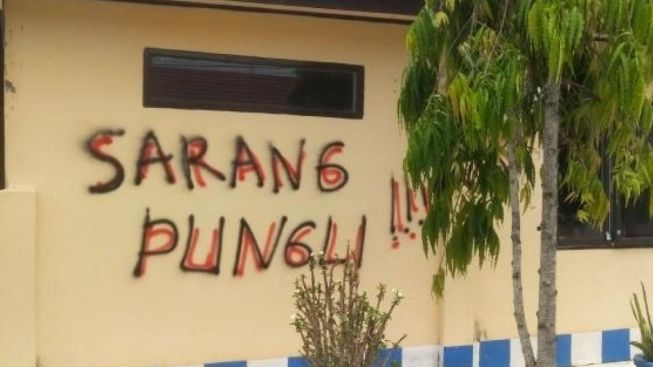 Anggota Polri dengan Pangkat Aipda Lakukan Vandalisme di Markas Polres Luwu: Sarang Pungli!