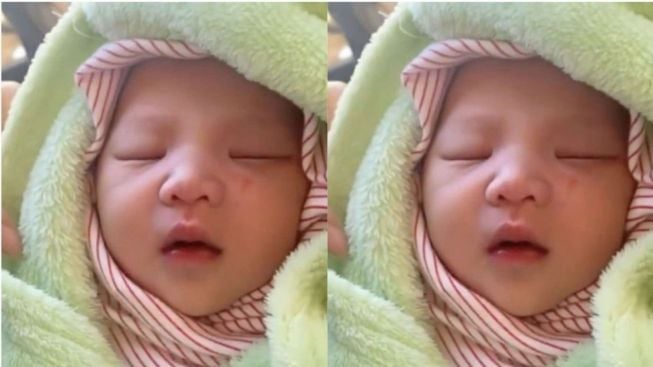 Viral! Bayi Perempuan Cantik Ditemukan Terbungkus Karung di Dekat Kandang Sapi