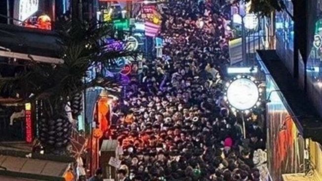 Kesaksian Korban Selamat Tragedi Itaewon: Ketika Ada yang Mulai Mendorong, Orang-orang Di bawah Mulai Jatuh Seperti Kartu Domino