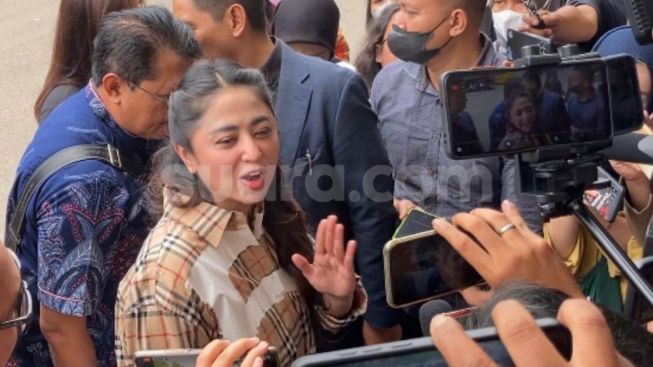 Ditanya Soal Kondisi Nikita Mirzani, Dewi Perssik Hanya Tertawa dan Berikan Pesan Menohok