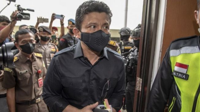 Ferdy Sambo Menangis Pegang Foto Keluarganya Setelah Bunuh Brigadir J, Ini Alasannya
