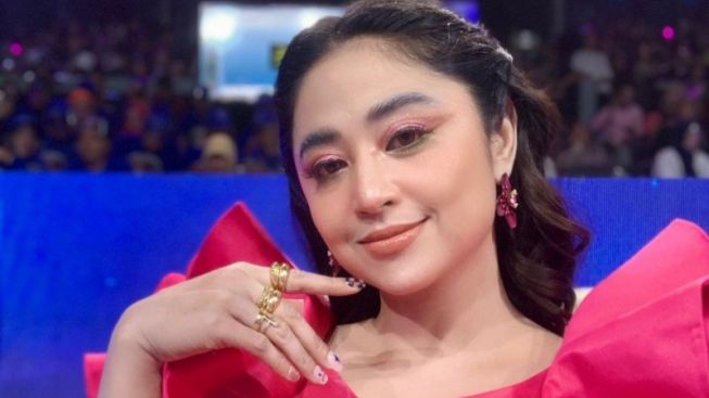 Dianggap Sindir Kasus Leslar Lagi, Dewi Perssik Kembali Diserang Netizen