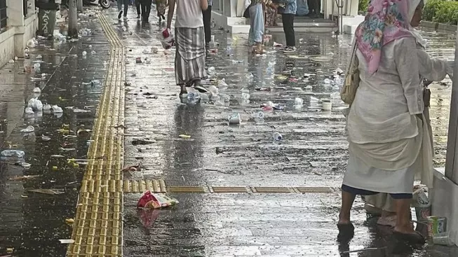 Relawan Jokowi Sisakan Tumpukan Sampah 31 Ton di GBK, Warganet Bandingkan Peserta 212 dan Suporter Jepang