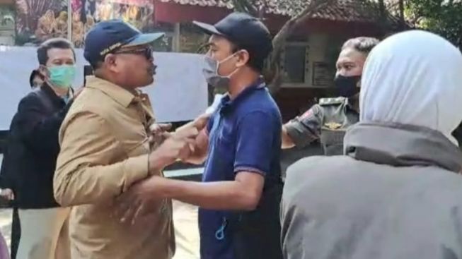Kedatangan Kadisdik dan Satpol PP ke SDN Pondokcina 1 Picu Kegaduhan
