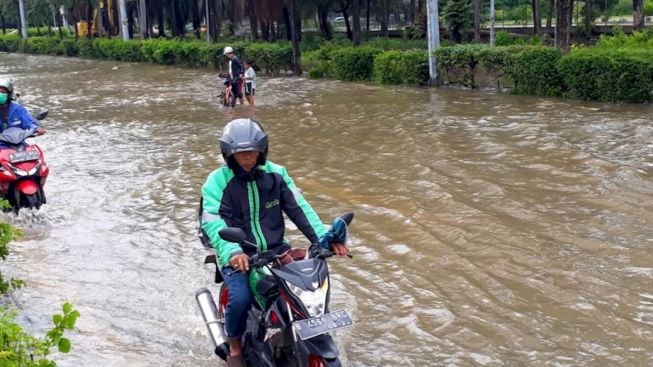 Tujuh Tips Bila Pengendara Motor Nekat Terjang Banjir, Cegah Kerusakan Berat!