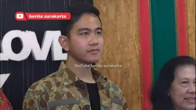 Usil Banget! Ini Tingkah Random Gibran saat Awak Media Ingin Ambil Gambarnya