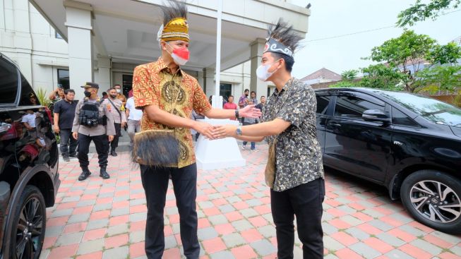 Berangkat ke UEA Jemput Dana Hibah untuk Solo, Gibran Berikan Pesan ke Ganjar Pranowo: Titip Ya Pak!