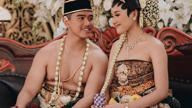 Erina Gudono Bongkar Alasan Sering Tersenyum Saat Pelaminan: Nahan Ketawa Lihat Ulah Kaesang dan Nahyan
