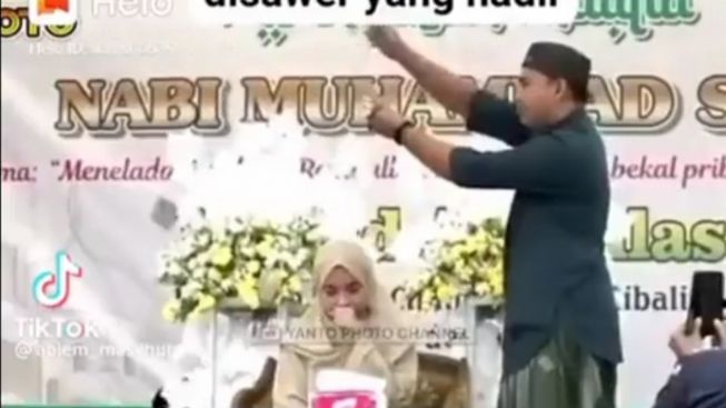 Viral Video Ustazah Nadia Hawasyi Disawer Saat Sedang Mengaji Banjir Hujatan: Itu Tilawatil Qur'an Bukan Dangdutan