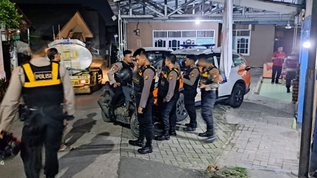 Polisi Amankan Ratusan Botol Miras di Wilayah Kolong Fly Over ARH Depok