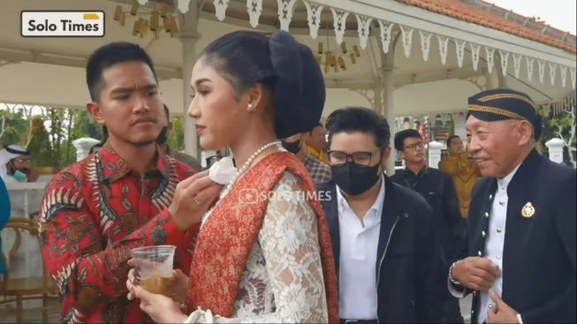 Romantisnya Kaesang Pangarep Mengelap Keringat Erina Gudono ketika Peresmian Taman Pracima Tuin Pura Mangkunegaran
