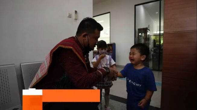 Momen Bobby Nasution Antar Anak-Anak ke Sekolah, Nahyan Malah Nangis Saat Mau Ditinggal