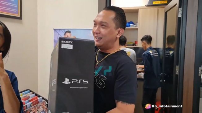 Selain Tawarkan Pekerjaan dengan Gaji Rp20 Juta, Jhon Lbf Belikan PS 5 untuk Tiko: Buat Hiburan di Rumah