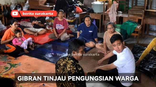 Diprotes karena Solo Kena Banjir, Gibran Langsung Blusukan ke Pengungsian hanya Gunakan Kaos Putih