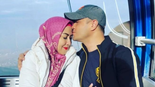 Terciduk! Venna Melinda Besuk Ferry Irawan di Tahanan Tanpa Pengacara, Ada Tanda Perdamaian?