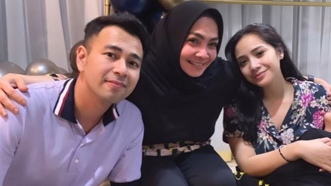 Jengkel Digoda Soal Gideon Tengker Oleh Raffi Ahmad, Rieta Amilia Bongkar Deretan Mantan Kekasih Menantunya