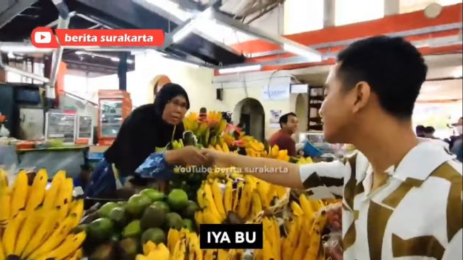Dulu Pernah Diberikan Payung dan Didoakan, Gibran Ternyata Masih Ingat dengan Nenek Penjual Pisang