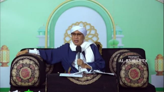 Waduh! Istri Masih Suka Chating dengan Laki-Laki Lain? Buya Yahya Jelaskan Apa Bahayanya!