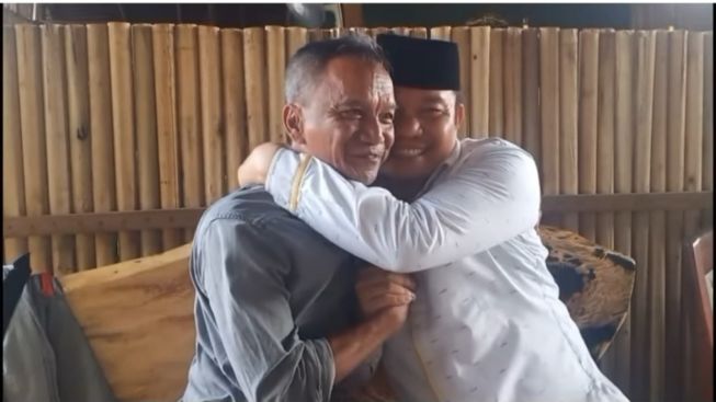 Diancam Dicopot dari Jabatan, Ketua DPRD Luwu Timur yang Tolak Jabat Tangan Warga Kini Malah Berangkulan